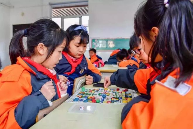 閔行公辦小學(xué)免費(fèi)課后服務(wù)延至18時(shí)，瞧瞧娃們?cè)趯W(xué)校過得咋樣